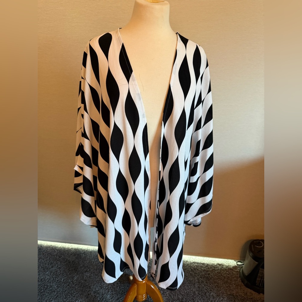Black & White Wave Print Women’s Swim Cover-Up